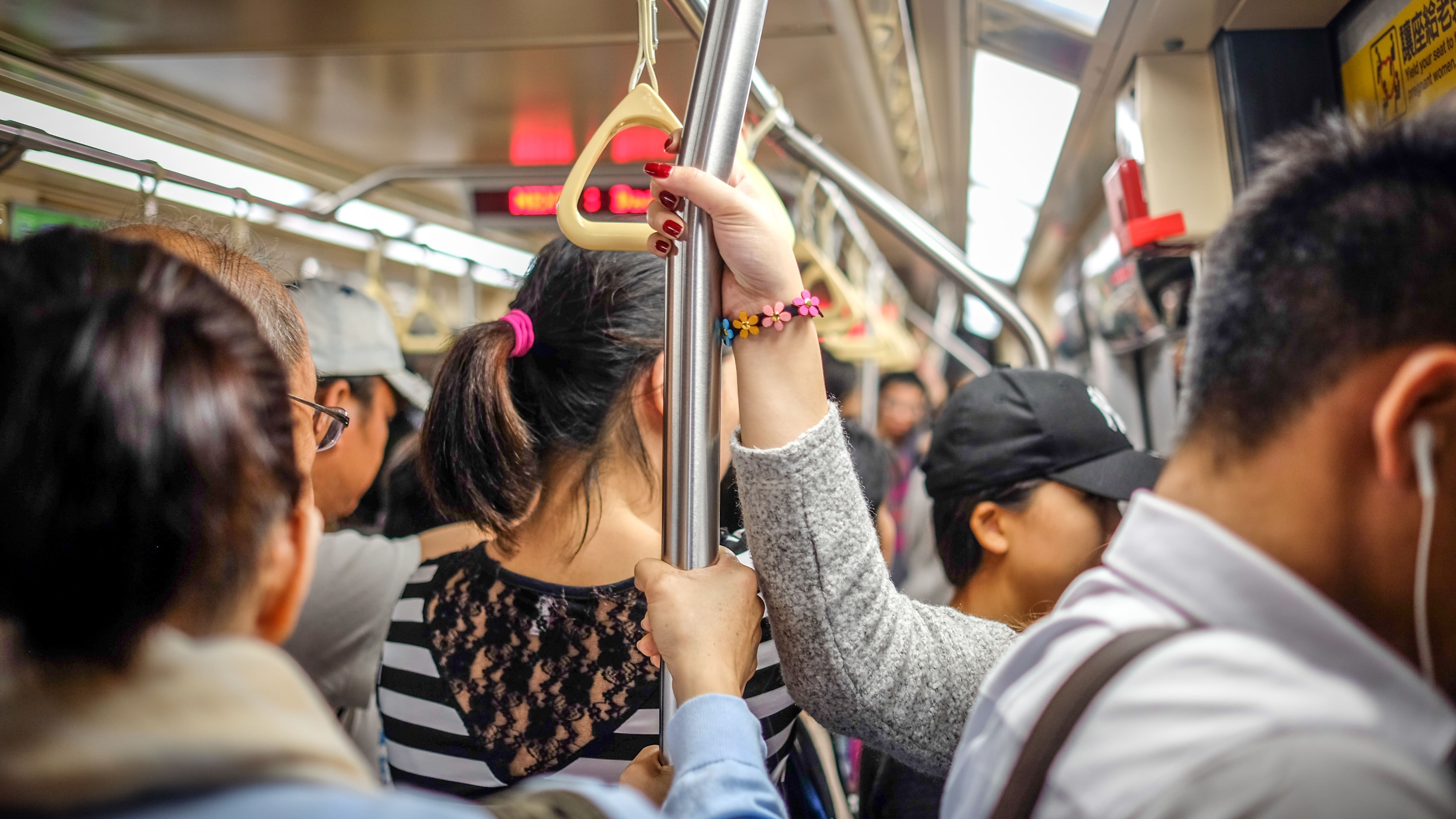 通勤 満員 電車 サンダル